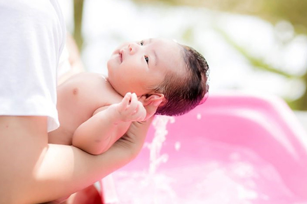 có nên dùng chanh để tắm cho trẻ sơ sinh