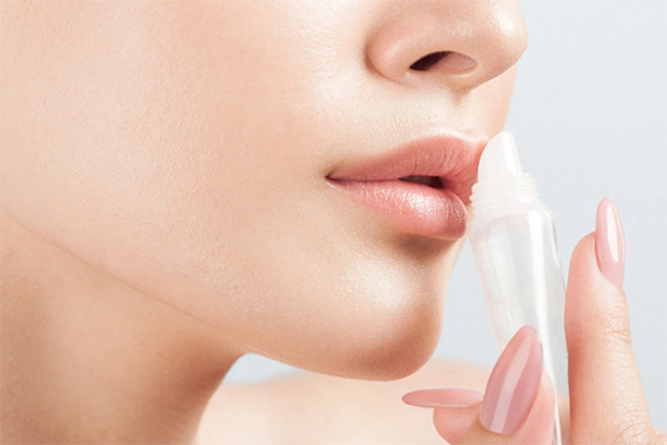dùng son dưỡng môi hàng ngày