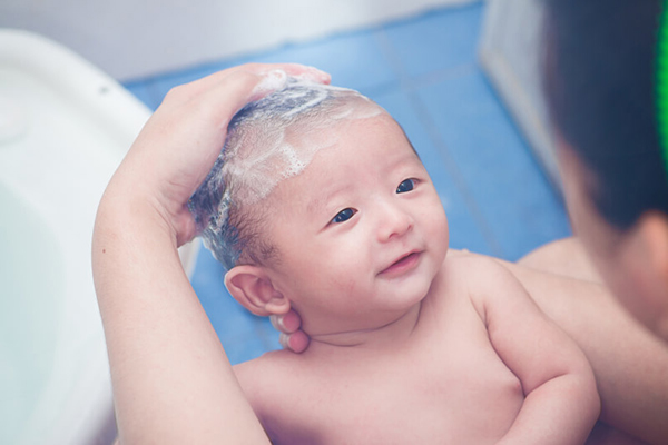 gội đầu cho bé