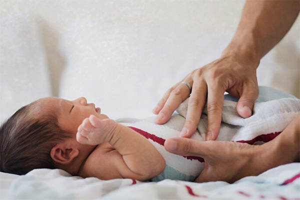 sau khi tắm xong cho trẻ sơ sinh nên làm gì