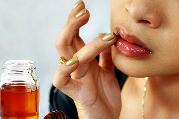 trị khô môi bằng mật ong