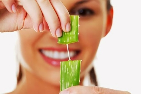 trị khô môi bằng nha đam