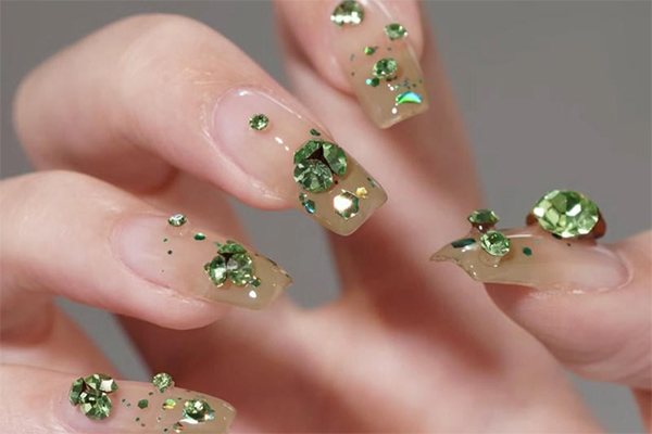nail xanh lá đính đá