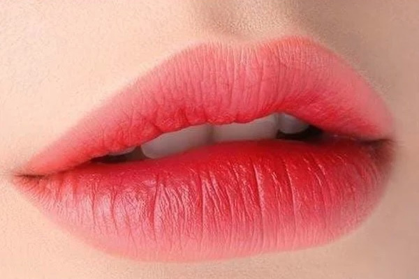 dáng môi gọn gàng cân xứng