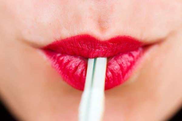 hạn chế nước tiếp xúc với môi