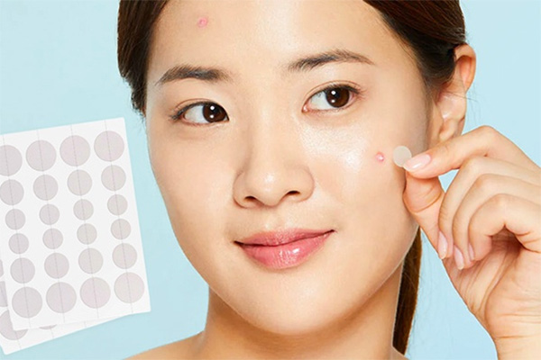 dùng miếng dán mụn