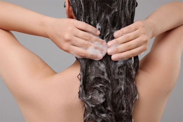 vì sao không nên gội đầu ngay sau khi uốn tóc